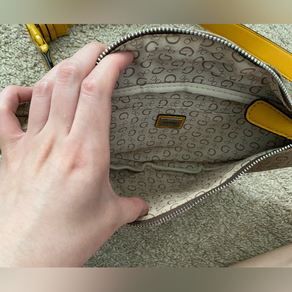 Guess fanny pack for women - Picture 3 of 4